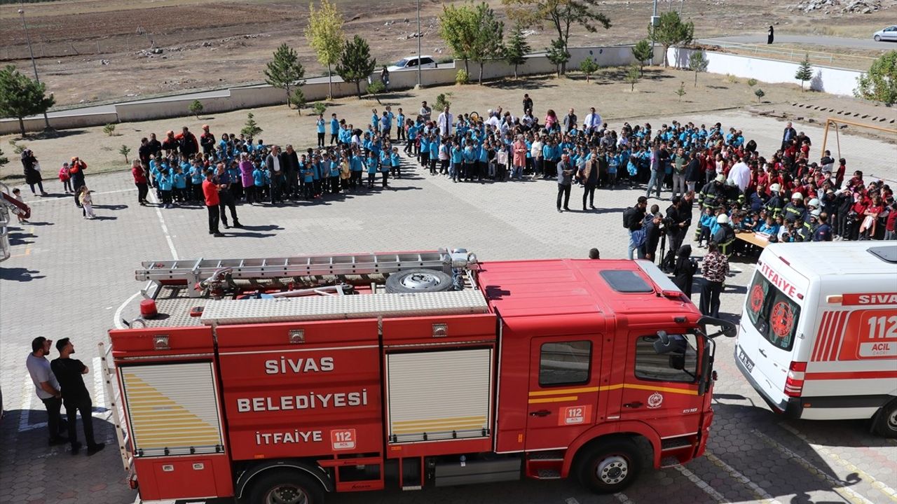 Sivas'ta Öğrencilerden İtfaiyecilere Pastalı Sürpriz