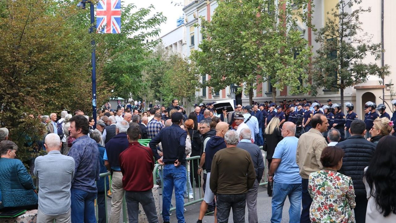 Tiran'da Yolsuzluk İddialarına Protesto: Belediye Başkanı Veliaj'a İstifa Çağrısı