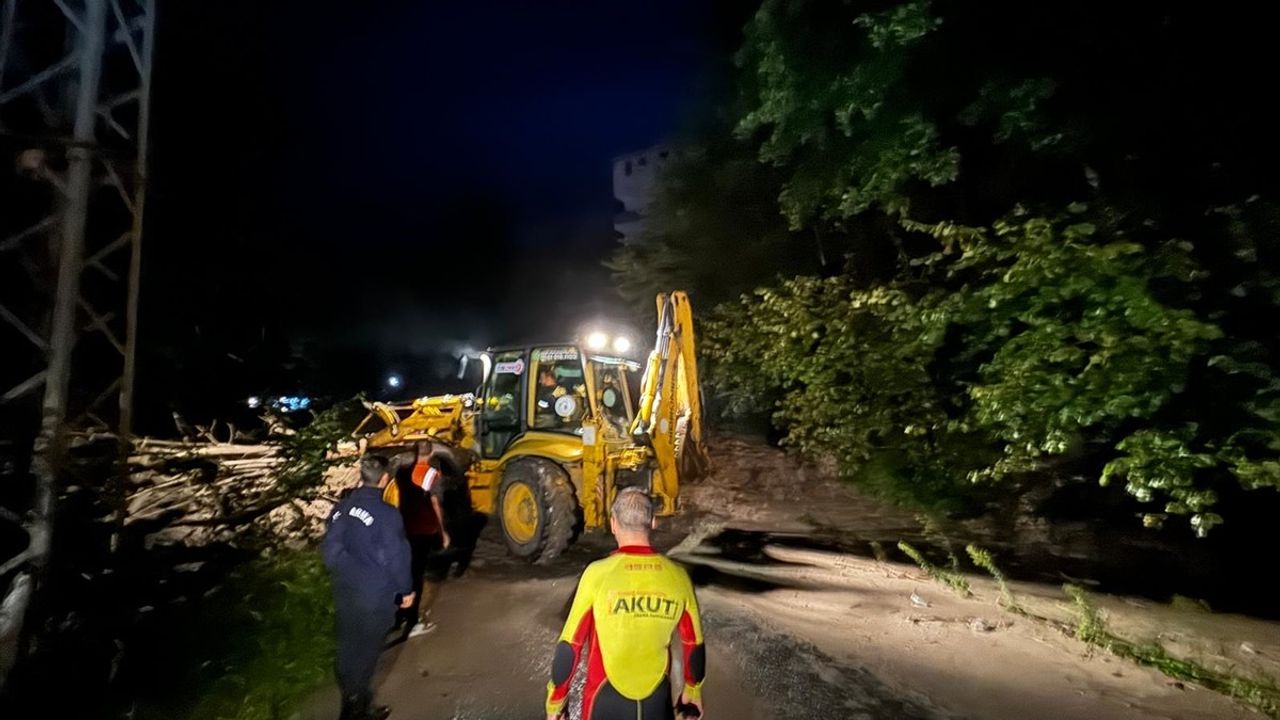 Trabzon'da Etkili Olan Sağanak Yağışlar Hayatı Olumsuz Etkiledi