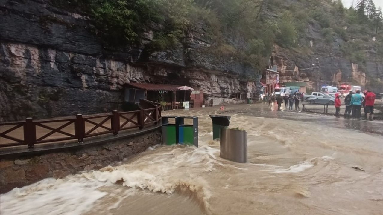 Trabzon'da Sağanak Nedeniyle Mahsur Kalan Turistler Kurtarıldı