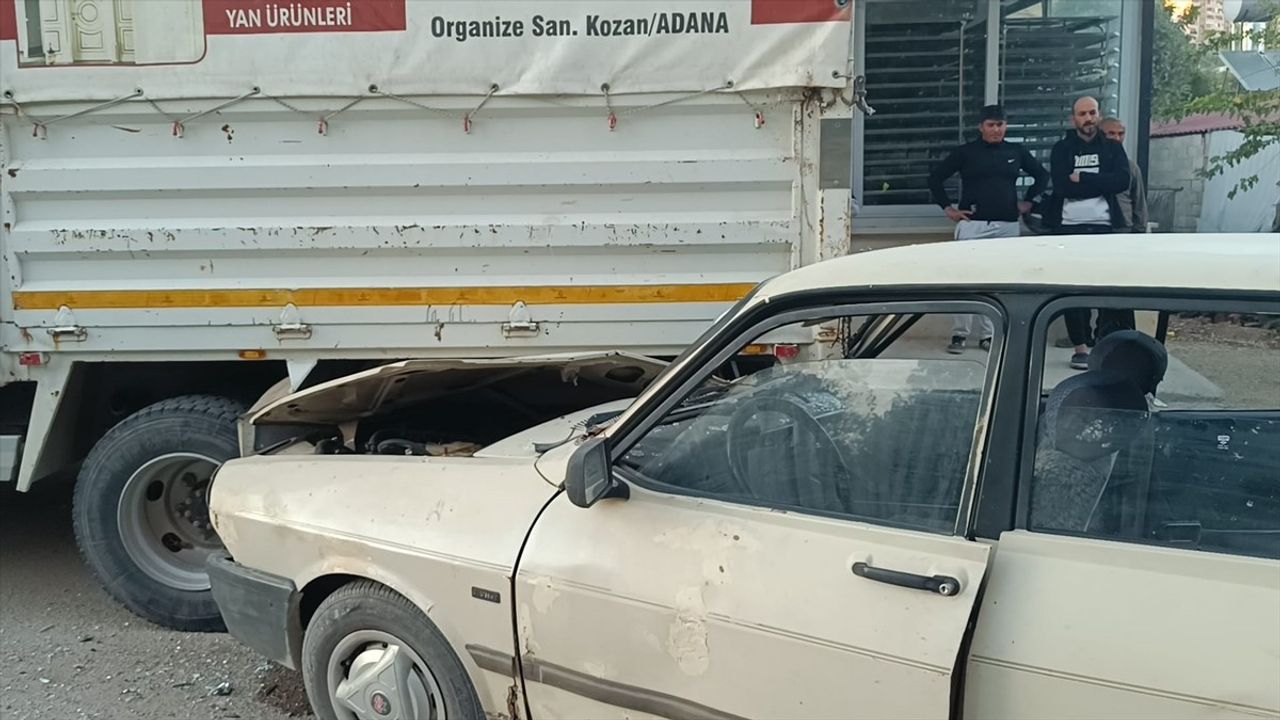 Adana'da Park Halindeki Kamyonete Çarpan Otomobilde Üç Kişi Yaralandı