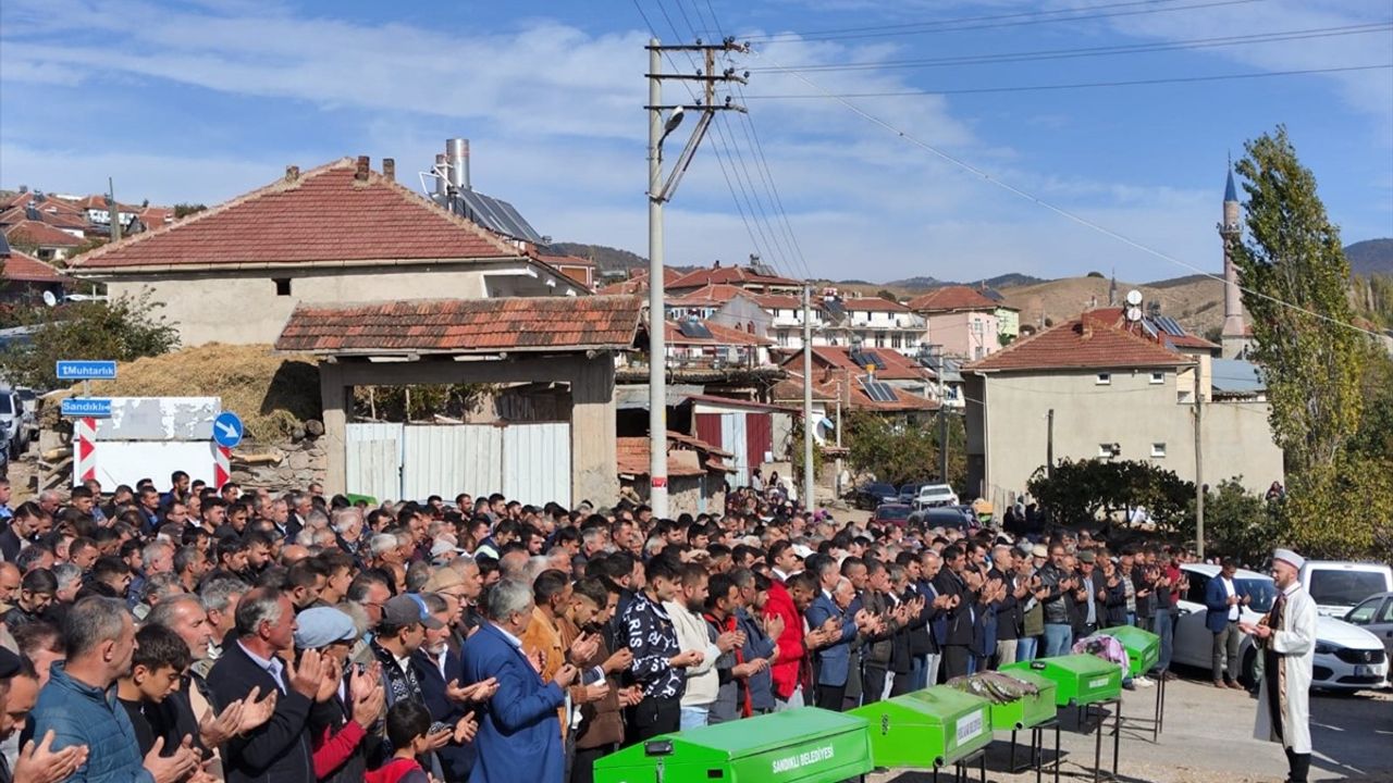 Afyonkarahisar'da Trafik Kazası: 5 Kişinin Hayatını Kaybetmesi Üzüntü Yarattı