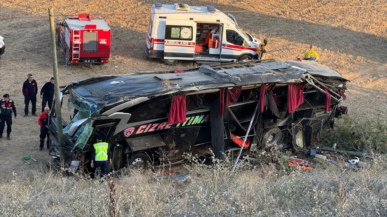 Afyonkarahisar'da Yolcu Otobüsü Devrildi: 21 Yaralı