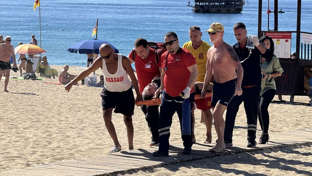 Alanya'da Boğulma Tehlikesi: Cankurtaran Başarılı Bir Kurtarma Gerçekleştirdi