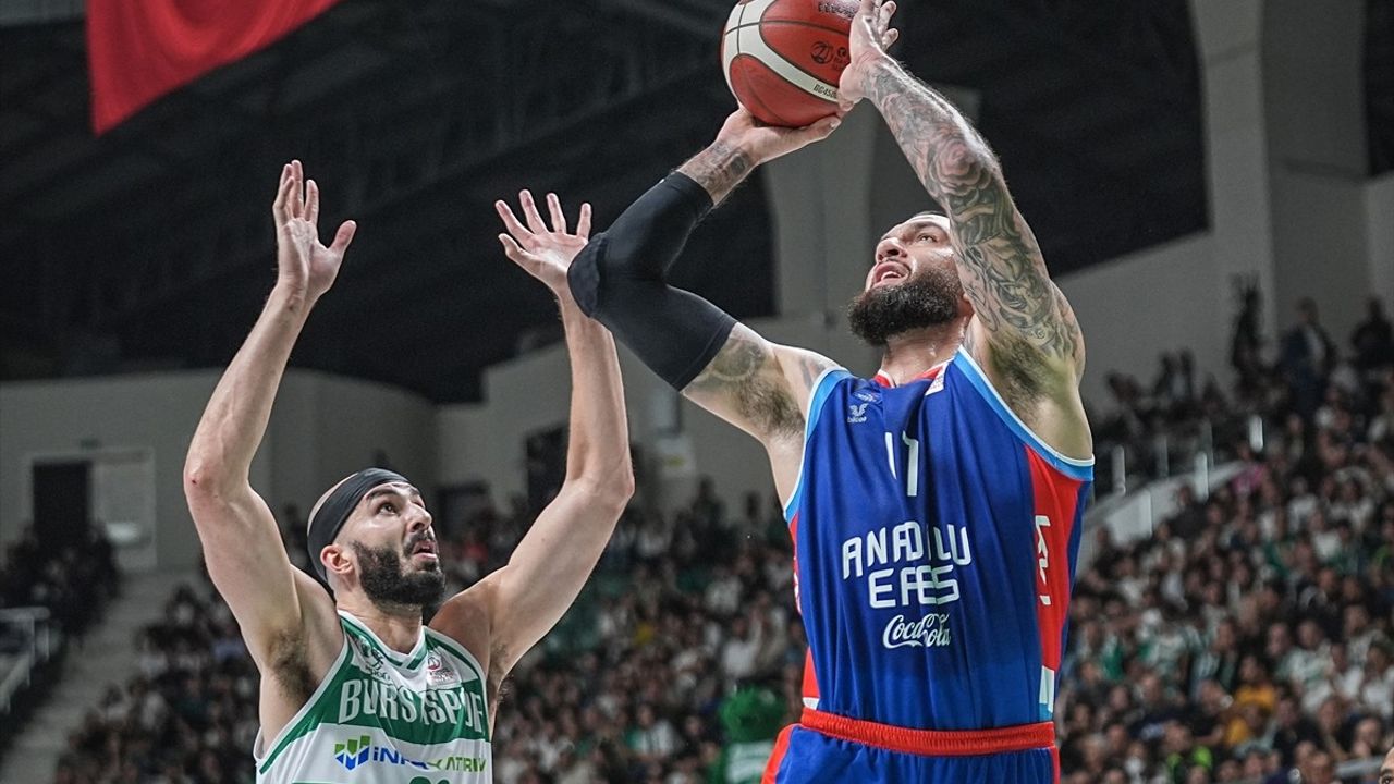 Anadolu Efes, Bursaspor'u Deplasmanda Yenerek İkinci Haftayı Galibiyetle Tamamladı