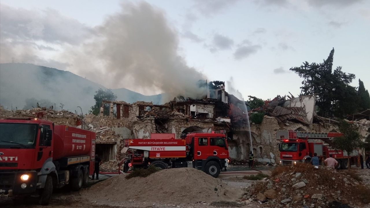 Antakya'da Boş Binada Yangın Çıktı