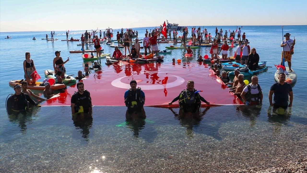 Antalya'da Cumhuriyet Bayramı Denizle Kutlandı