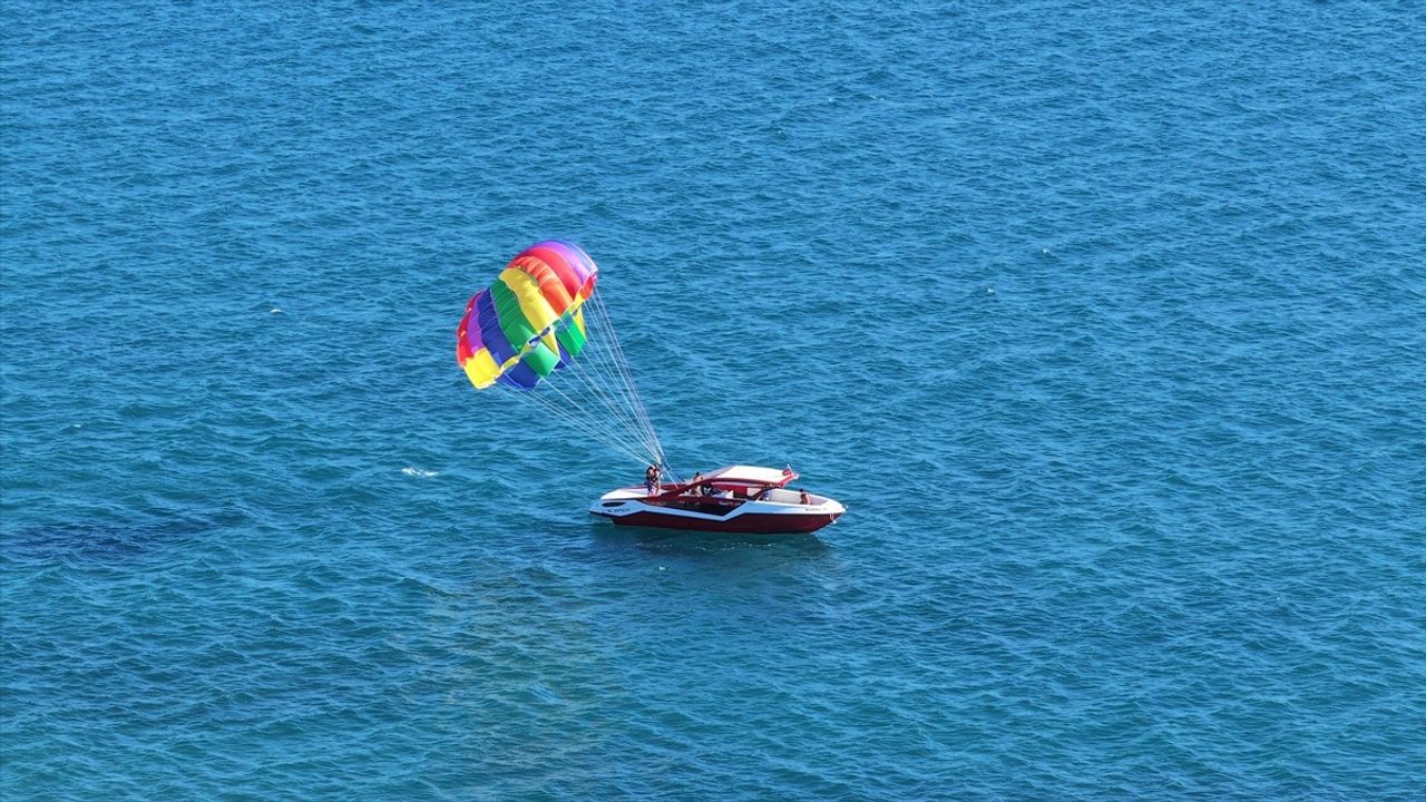 Antalya'da Güneşli Hava ile Sahillerde Yoğunluk