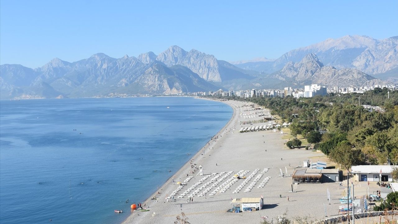 Antalya'da Güneşli Havada Denize Girenler