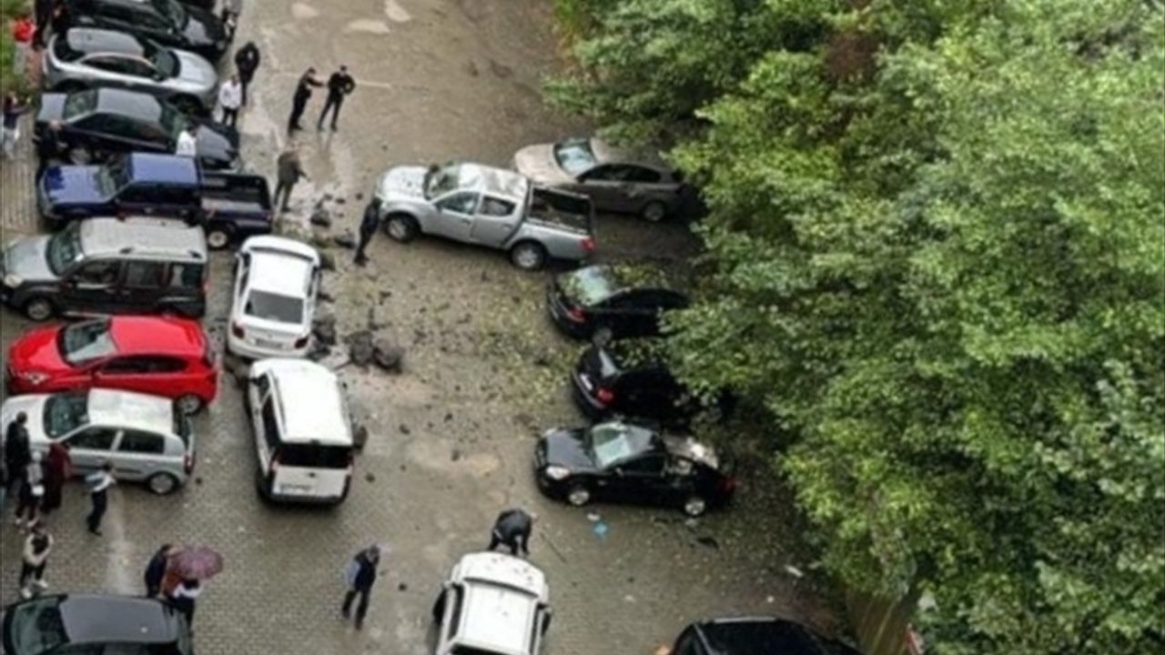 Artvin'de Yamaçtan Düşen Kaya Parçaları Araçlara Zarar Verdi