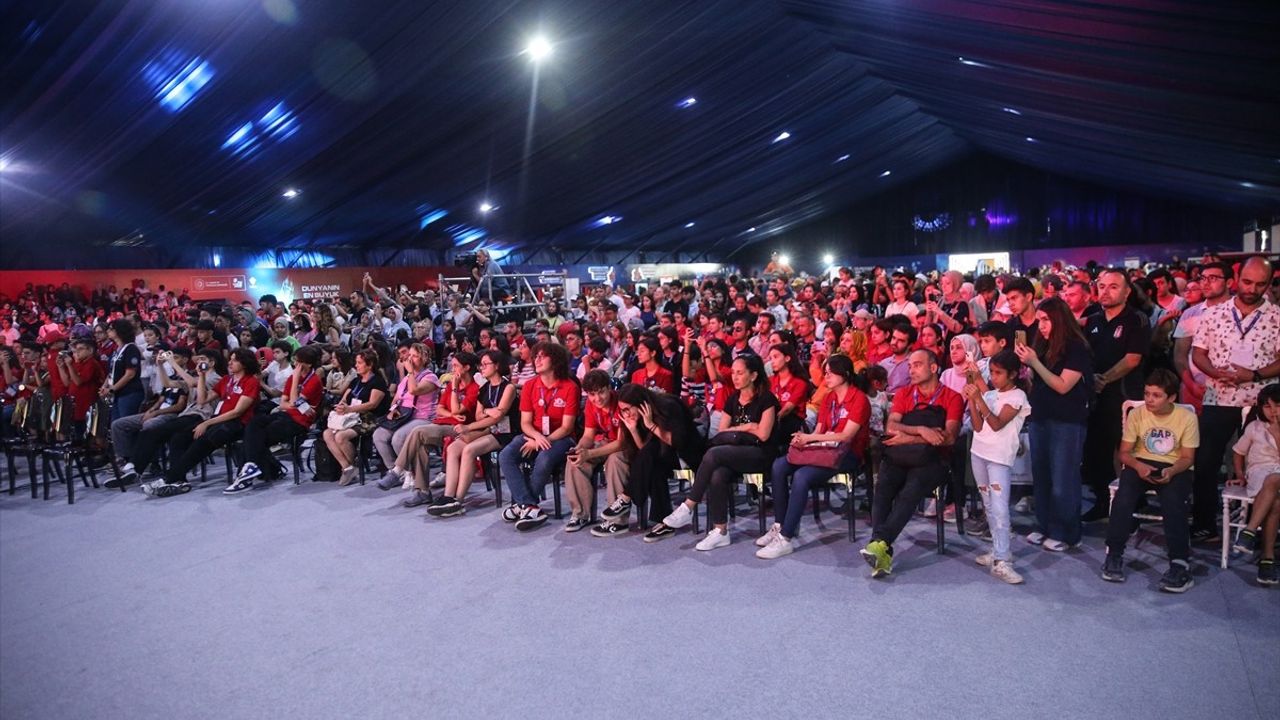 Astronot Alper Gezeravcı TEKNOFEST Adana'da Gençlerle Buluştu