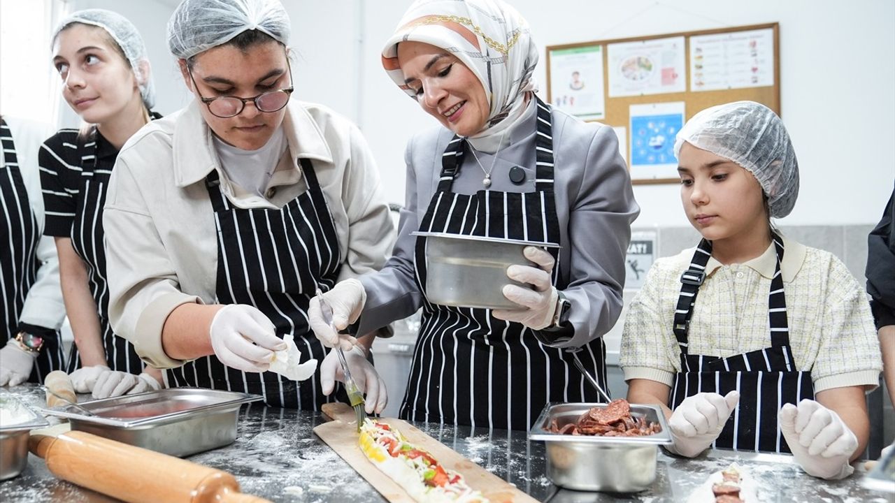 Bakan Göktaş, Gastronomi Atölyesi'nin Açılışında Çocuklarla Birlikte Pide Hamuru Açtı