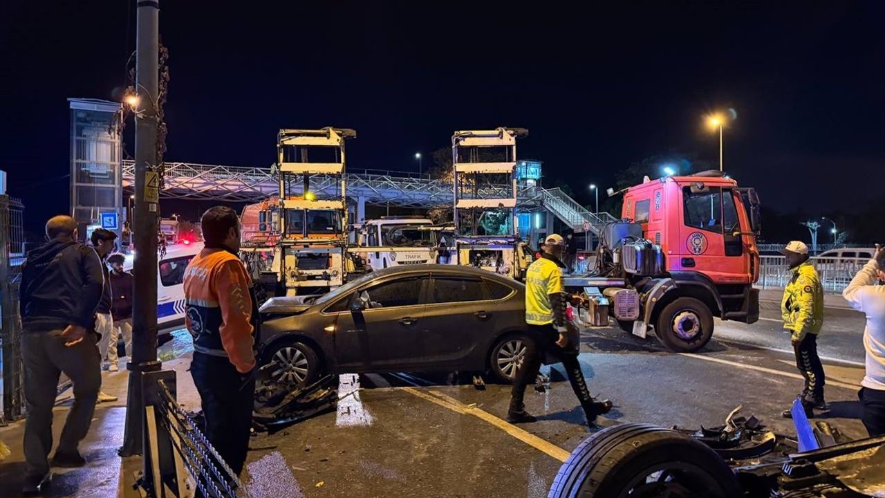 Bakırköy'de Üç Aracın Karıştığı Trafik Kazasında Dört Yaralı