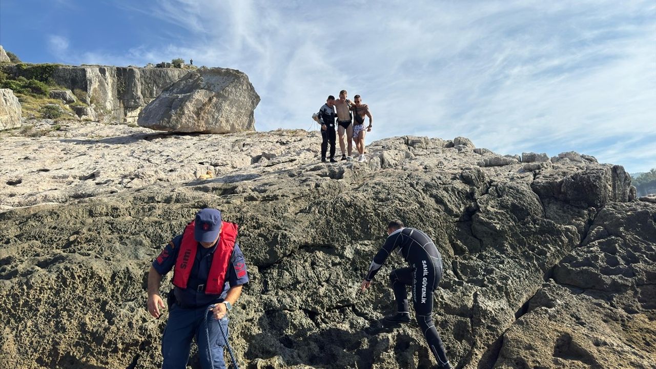 Bartın'da Kayalıklarda Mahsur Kalan Rus Turistler Kurtarıldı