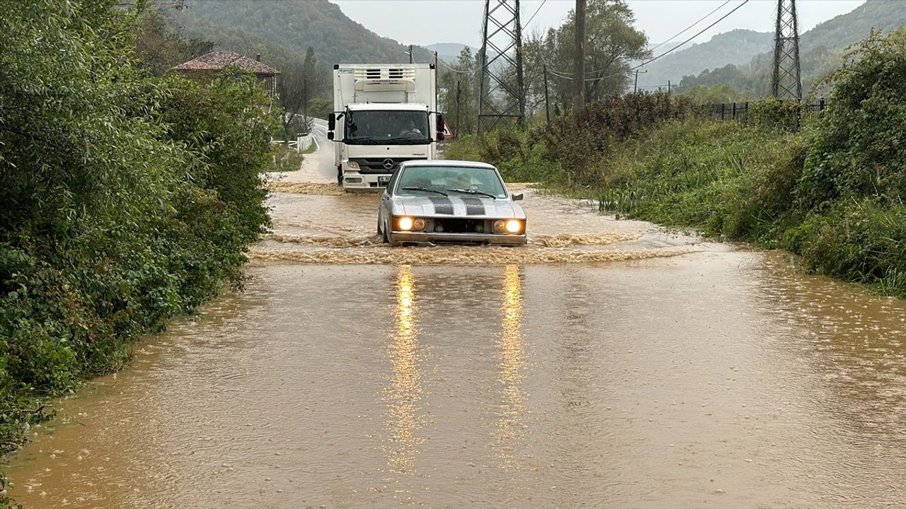 Bartın'da Sağanak Yağış Altyapıyı Vurdu: İnkumu'na Giden Yol Kapatıldı