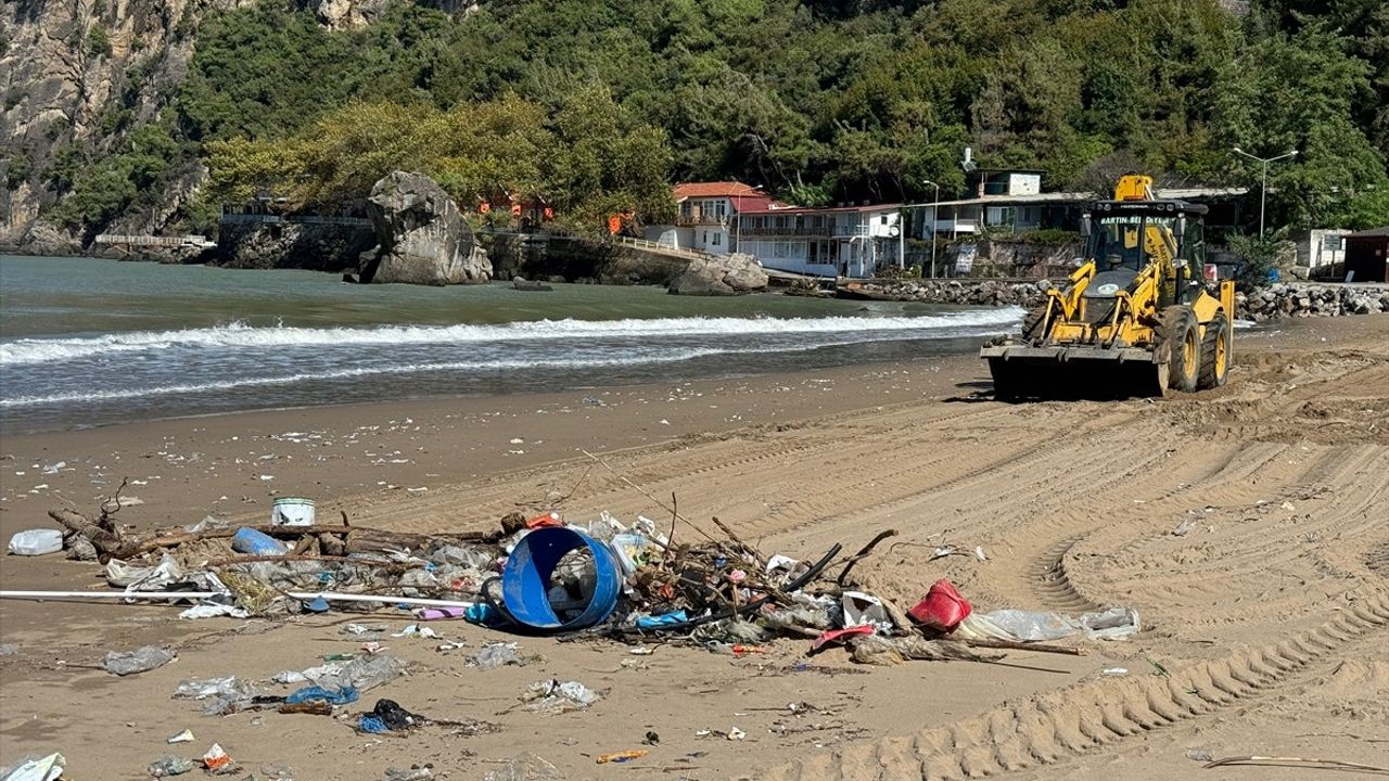 Bartın İnkumu Sahili'nde Temizlik Çalışmaları Devam Ediyor