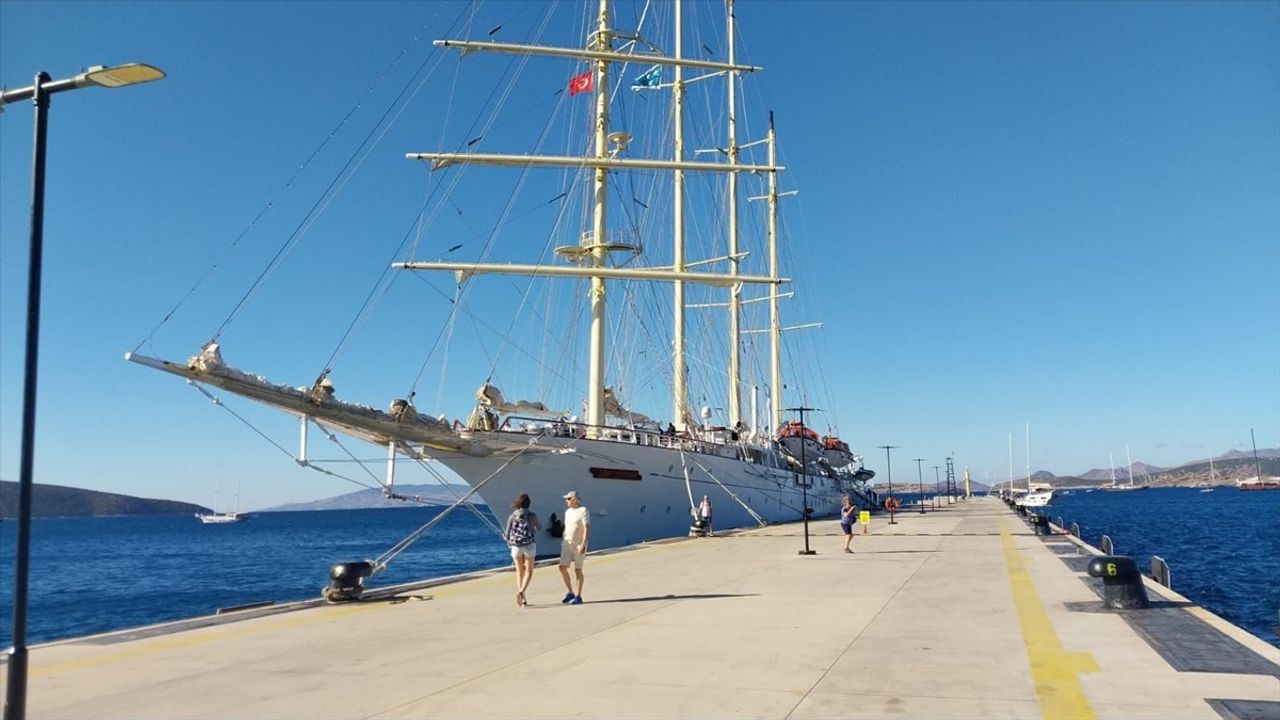 Bodrum'a 149 Yolcu Taşıyan Star Clipper Gemisi Geldi