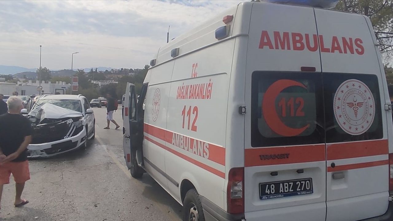 Bodrum'da Otomobil ve Kamyonet Çarpıştı: 3 Yaralı