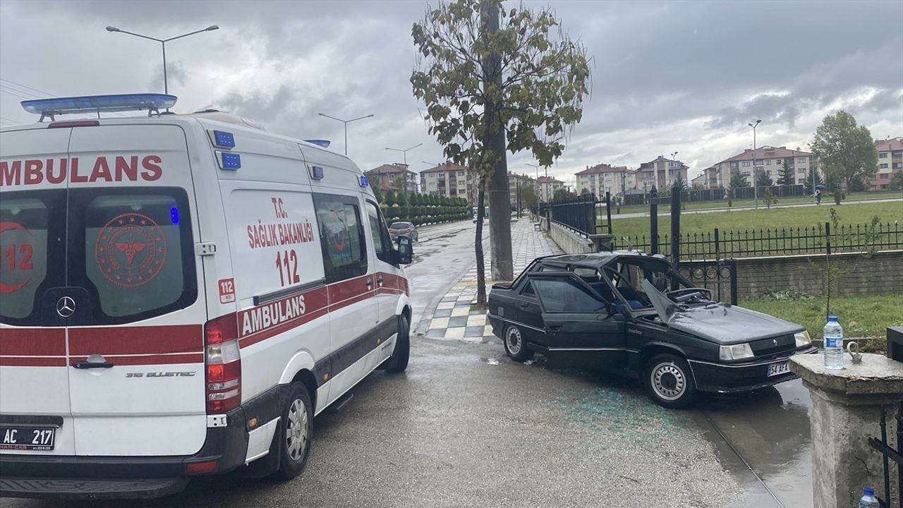 Bolu'da Bahçe Duvarına Çarpan Araçta Baba ve Kızı Yaralandı