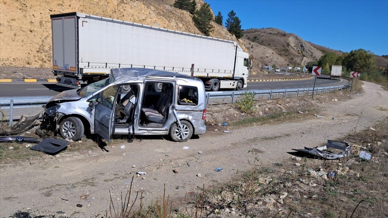 Çerkeş'te Hafif Ticari Araç Şarampole Devrildi: 5 Yaralı