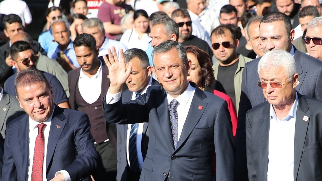 CHP Lideri Özgür Özel, Gazipaşa Festivalinde Filistin'e Destek Verdi