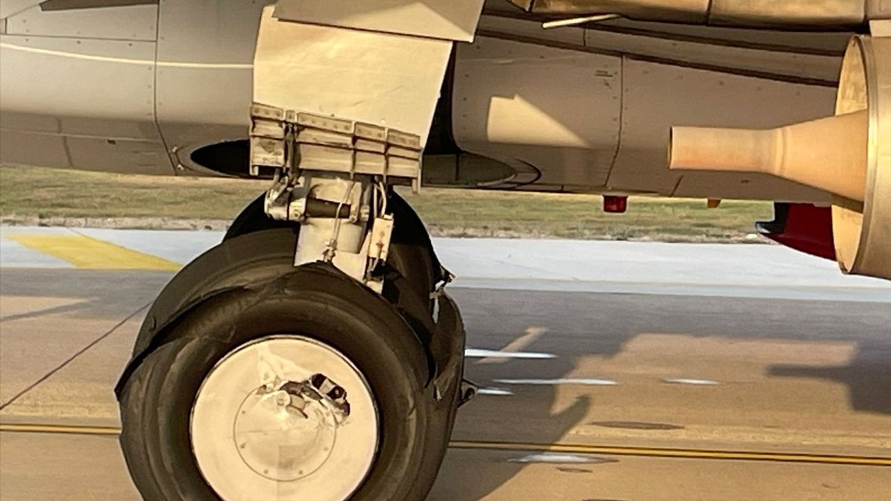 Corendon Hava Yolları Uçağında Tekerlek Patladı, Yolcular Güvenli Şekilde Tahliye Edildi