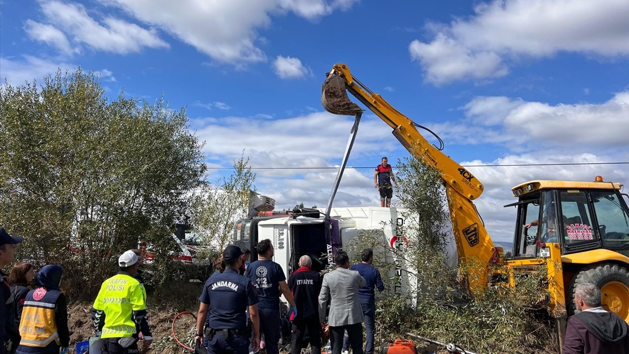 Çorum'da Kamyon Devrildi: Üç Yaralı