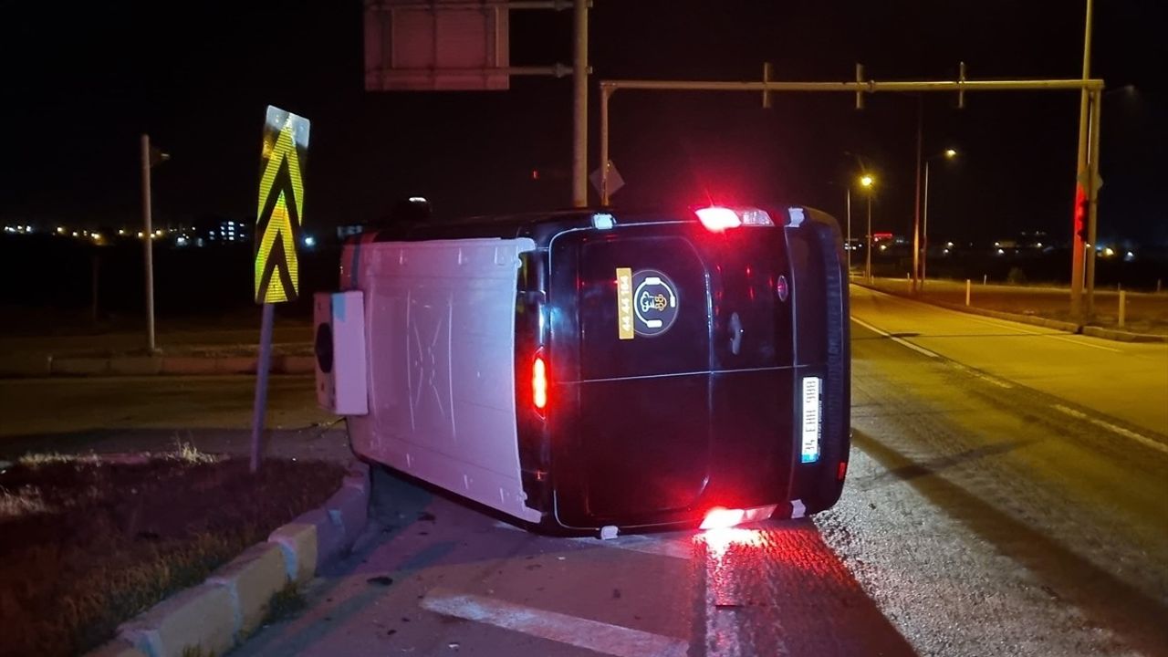 Çorum'da Trafik Kazası: 3 Yaralı