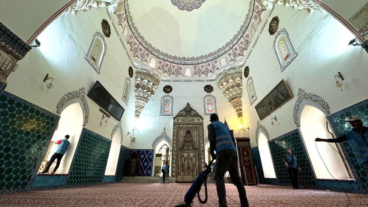 Denetimli Serbestlik Hükümlüleri, Bursa'daki Tarihi Camiyi Temizledi