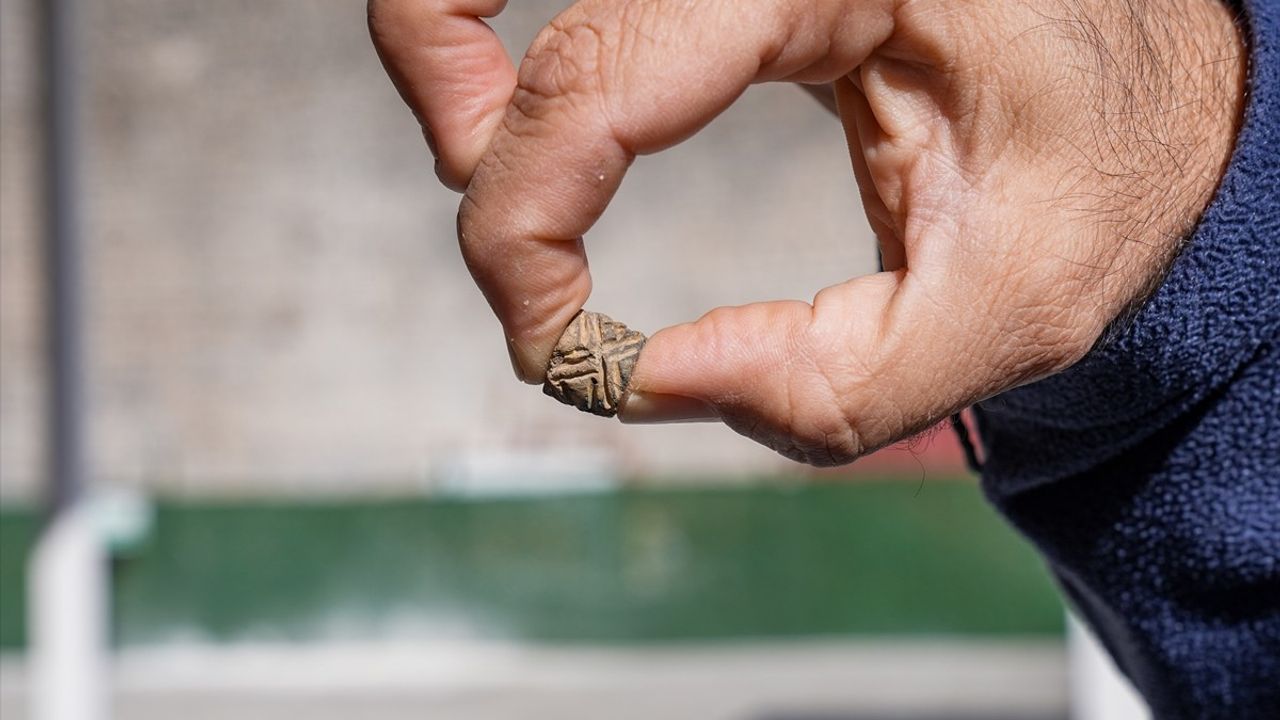 Diyarbakır'da Amida Höyük'te Geç Uruk Dönemine Ait Silindirik Mühür Bulundu