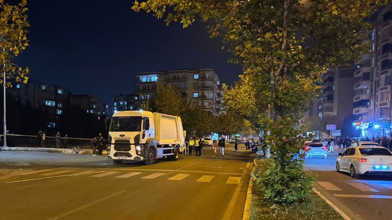 Diyarbakır'da Çöp Kamyonu Kazası: Anne Hayatını Kaybetti, Oğlu Ağır Yaralı