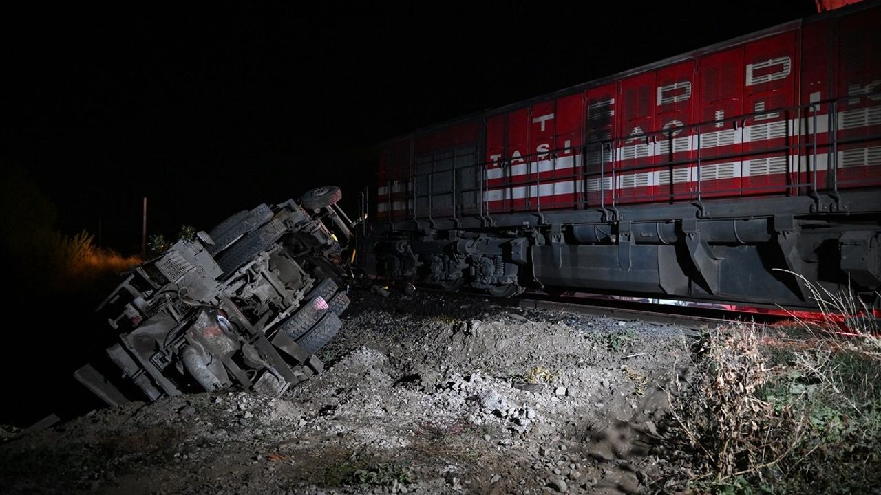 Edirne'de Yolcu Treni Beton Pompa Aracına Çarptı