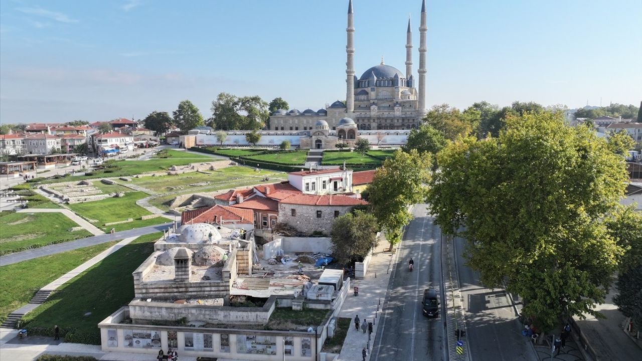 Edirne'deki Tarihi Havlucular Hanı ve Mezit Bey Hamamı'ndaki Restorasyon Çalışmaları Devam Ediyor