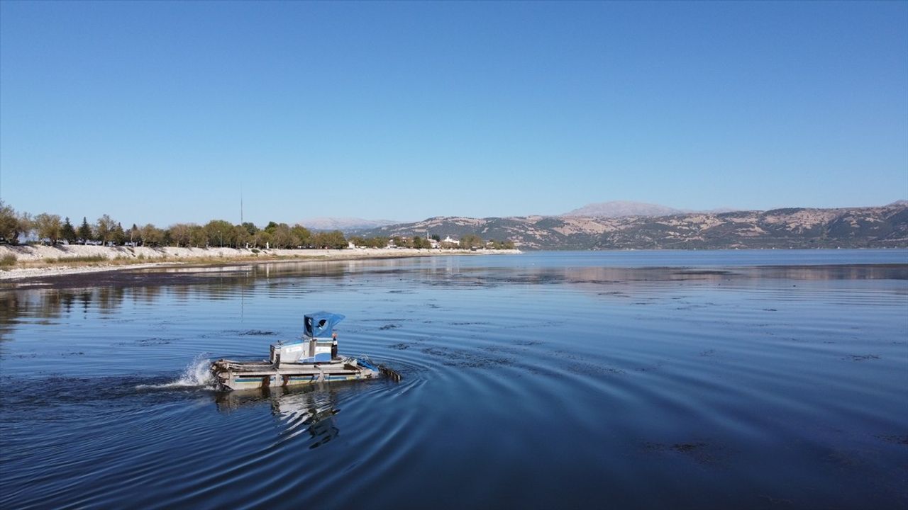 Eğirdir Gölü'ndeki Temizlik Çalışmaları Tamamlanma Aşamasında