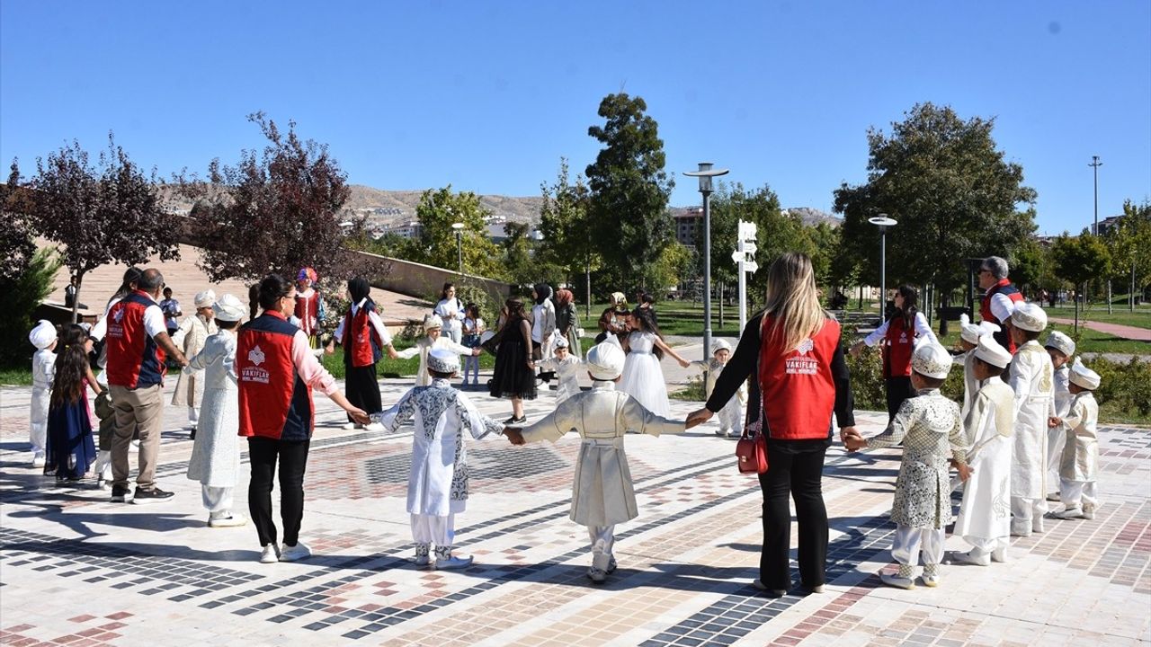 Elazığ'da 20 Çocuğun Sünnet Şöleni Coşkusu