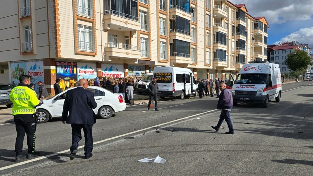 Elazığ'da Minibüs ve Otomobil Çarpıştı: 3 Yaralı