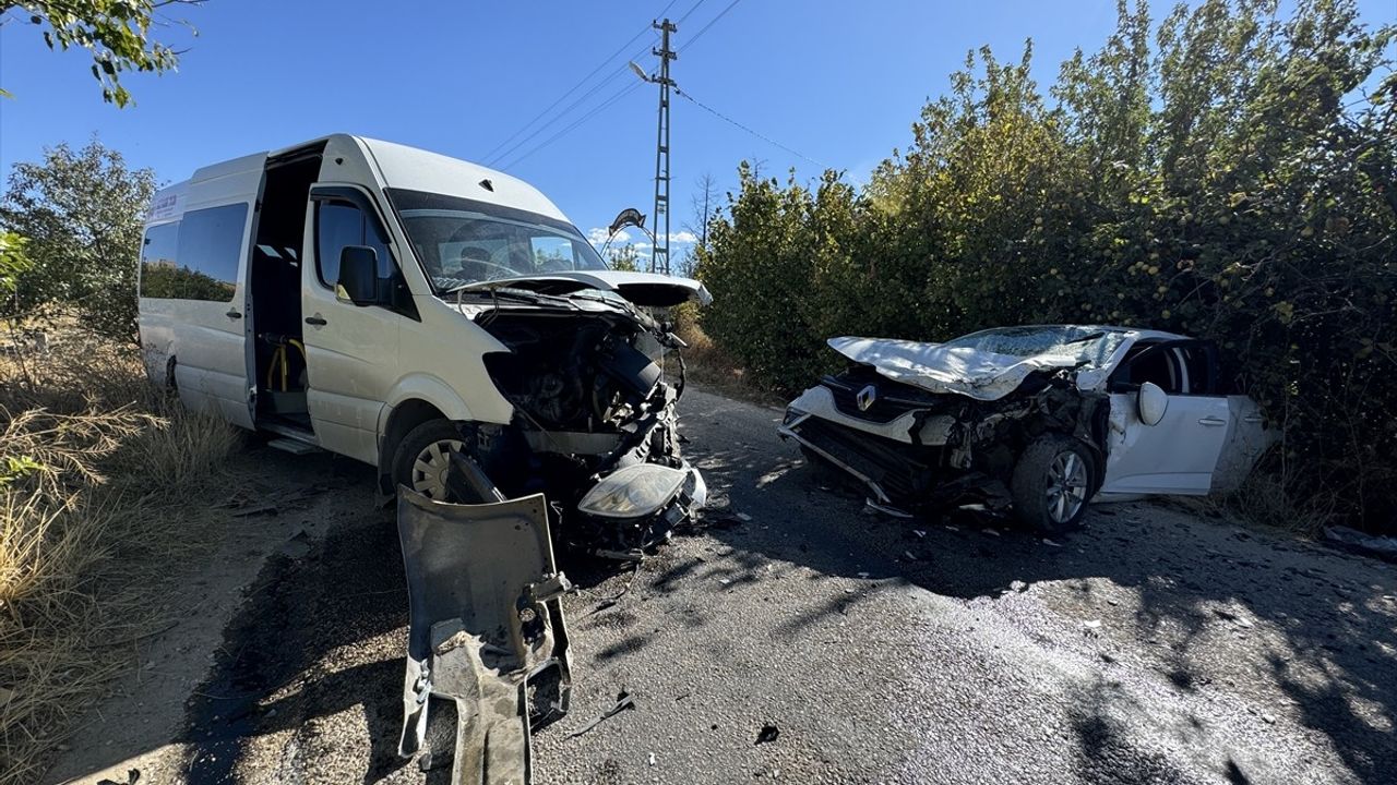 Elazığ'da Trafik Kazası: 4 Yaralı