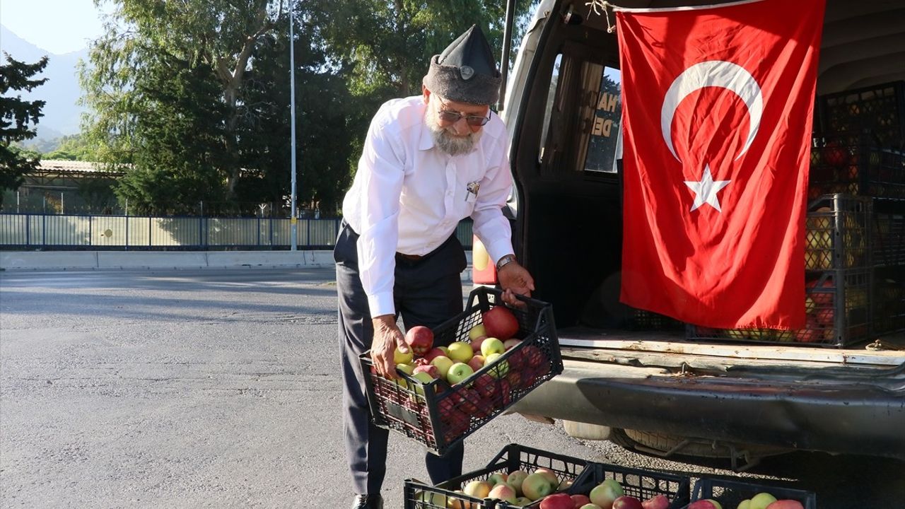 Elmacı Dede'nin Askerlere Anlamlı Desteği