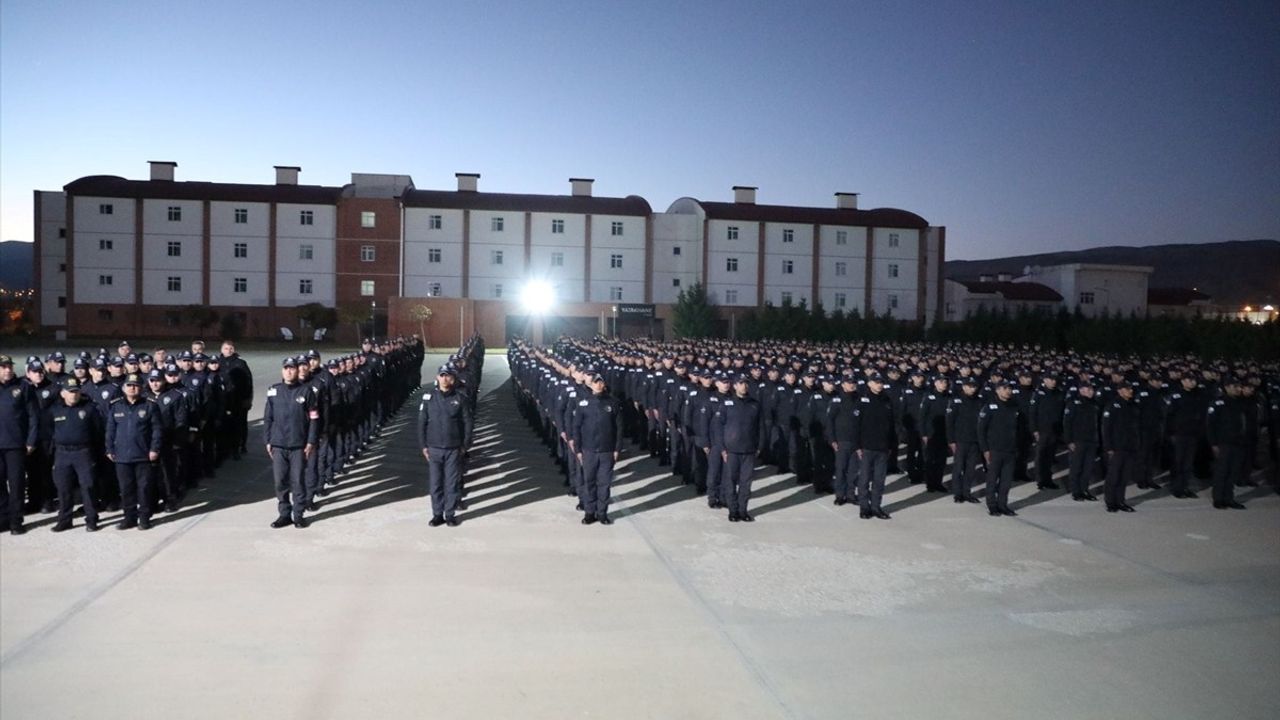 Erzincan'da Polis Adaylarından Işıklı Koreografi Gösterisi