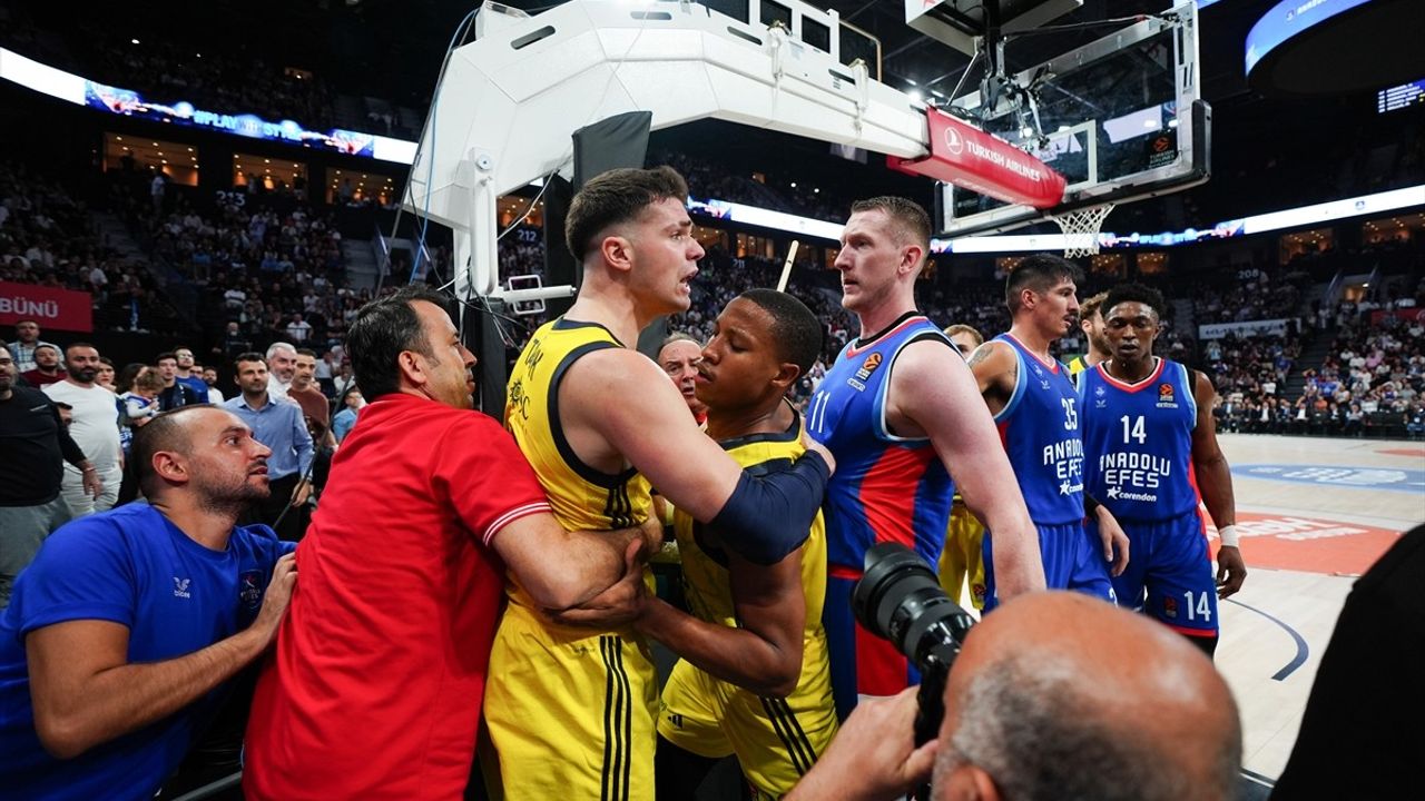 Fenerbahçe Beko, Anadolu Efes'i Deplasmanda Yendi