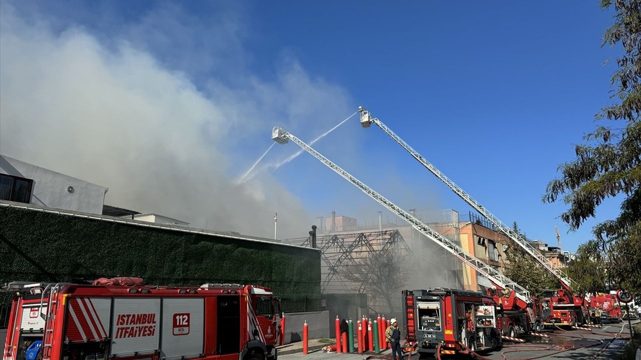 Gaziosmanpaşa'daki Kumaş Deposunda Yangın Çıktı