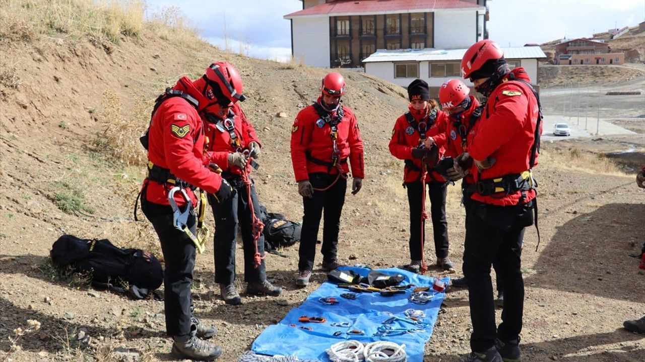 Hakkari JAK Timi Kayak Sezonu Öncesi Tatbikat Gerçekleştirdi