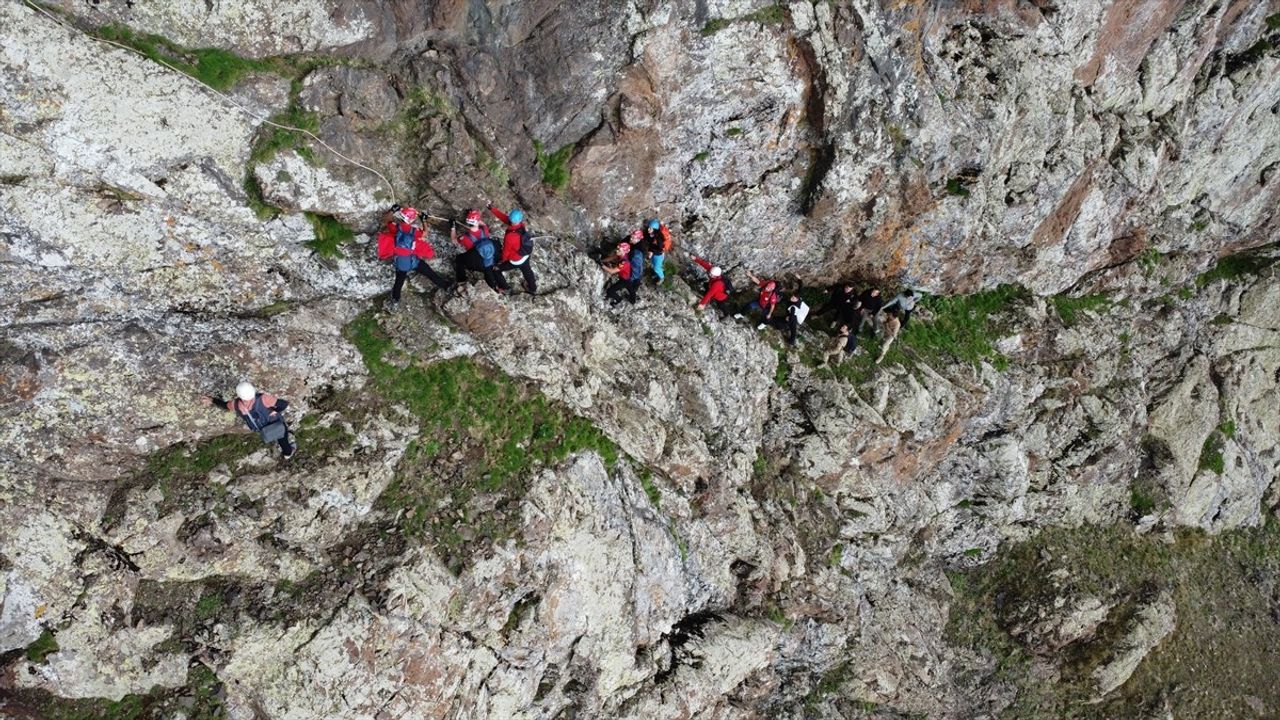 Iğdır Valisi Ercan Turan Tekelti Dağı'na Tırmandı