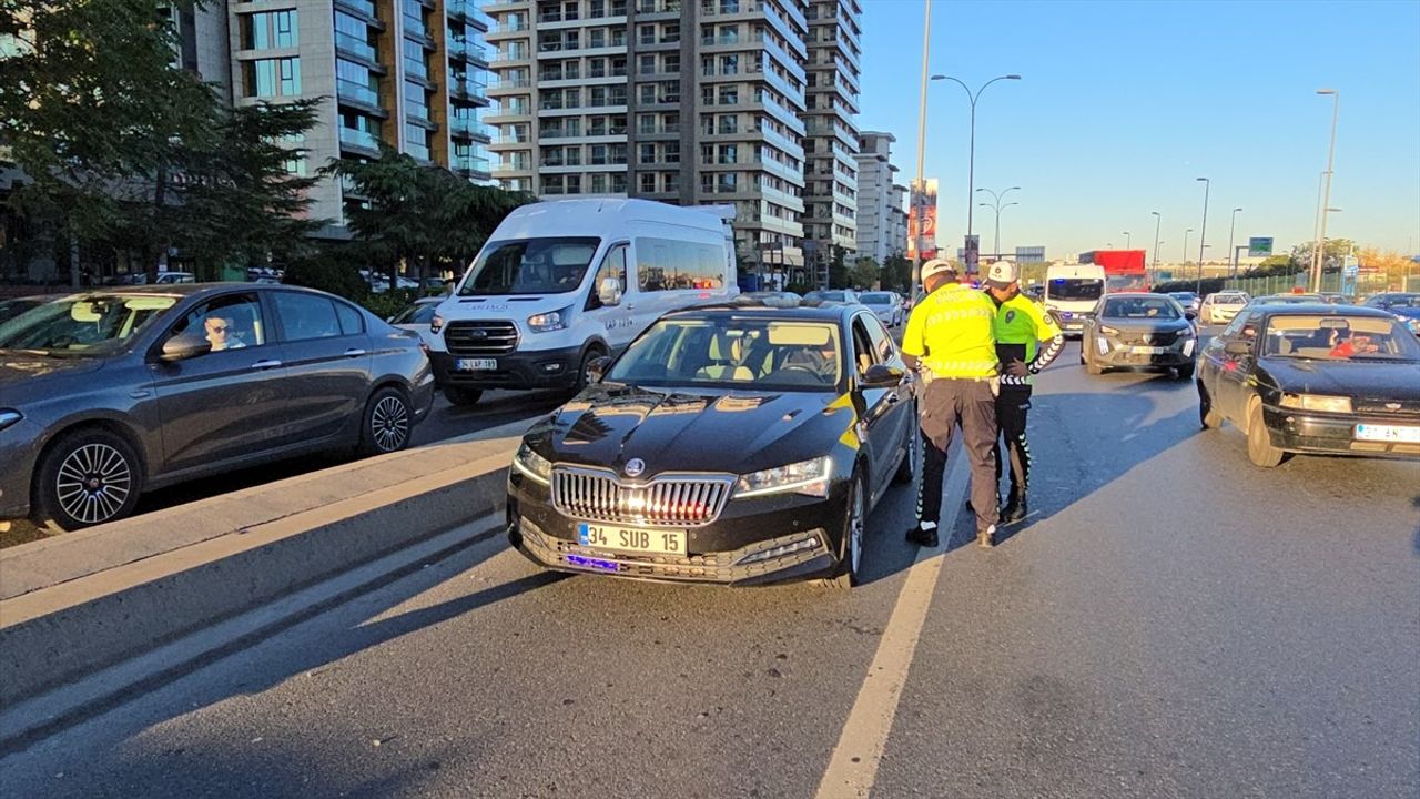 İstanbul'da Trafik Denetimi: Çakar-Siren ve Emniyet Şeridi İhlalleri Hedefte