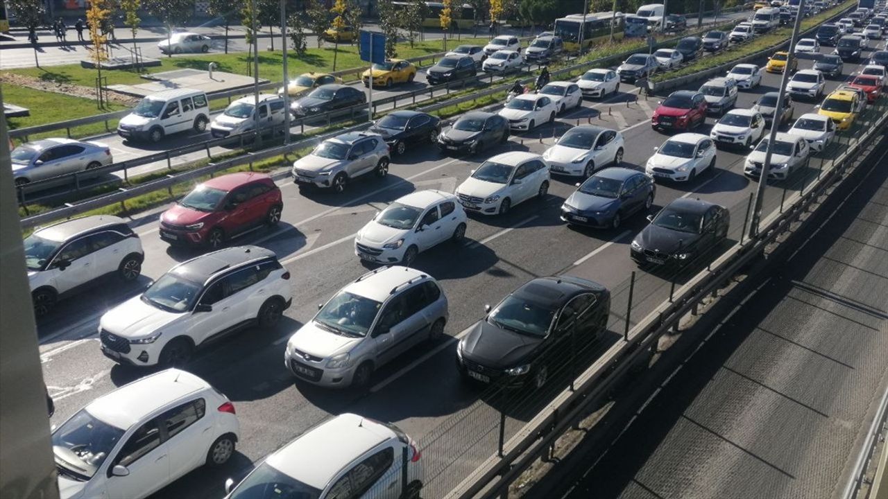 İstanbul'da Trafik Yoğunluğu Bayram Tatiliyle Artış Gösterdi