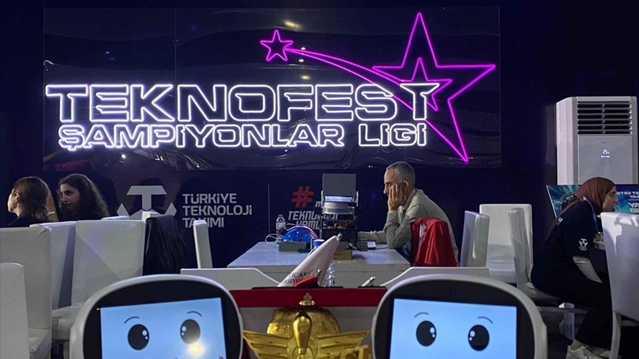 İTÜ Öğrencileri Engelsiz İletişim İçin Joybot'u Sergiliyor