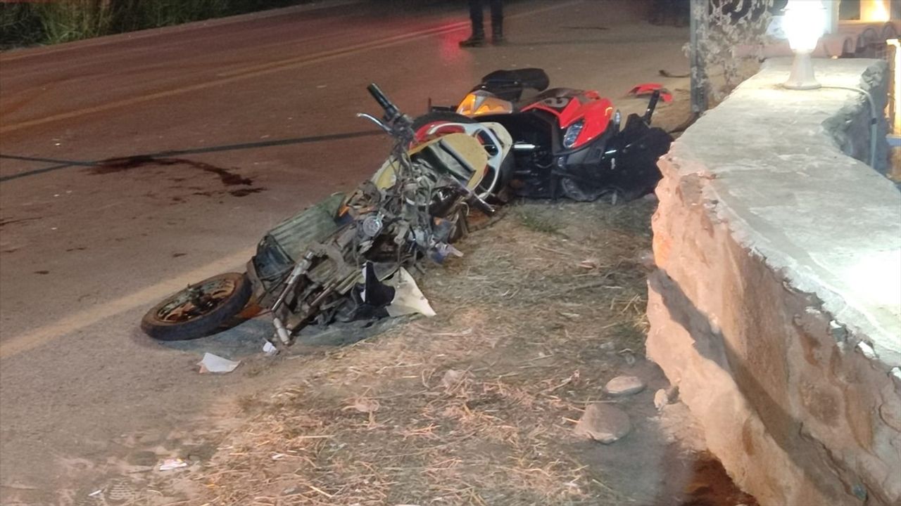 İzmir'de Motosiklet Çarpışması: 2 Yaralı