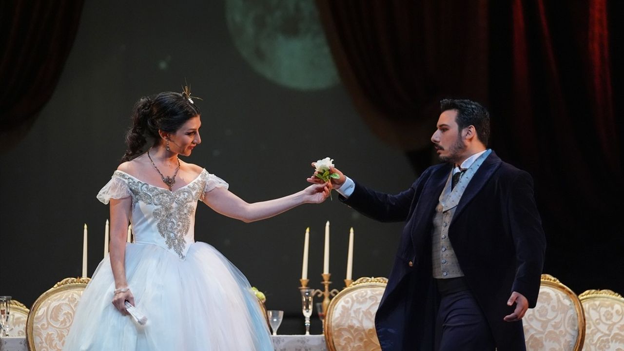 İzmir Devlet Opera ve Balesi 'La Traviata' ile Yeni Sezona Merhaba Dedi