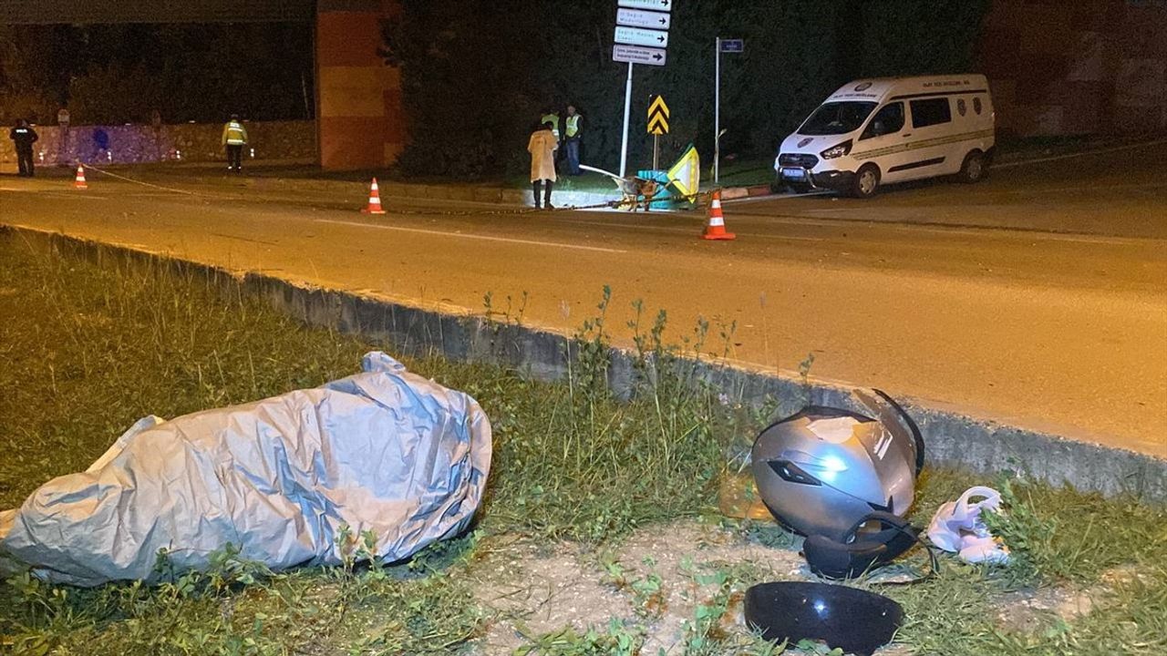 Karabük'te Motosiklet ve Motorlu Bisiklet Çarpıştı: 1 Ölü, 2 Yaralı