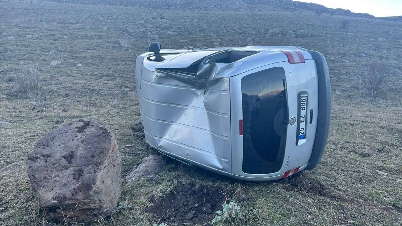 Kars'ta Hafif Ticari Araç Şarampole Devrildi: 2 Yaralı